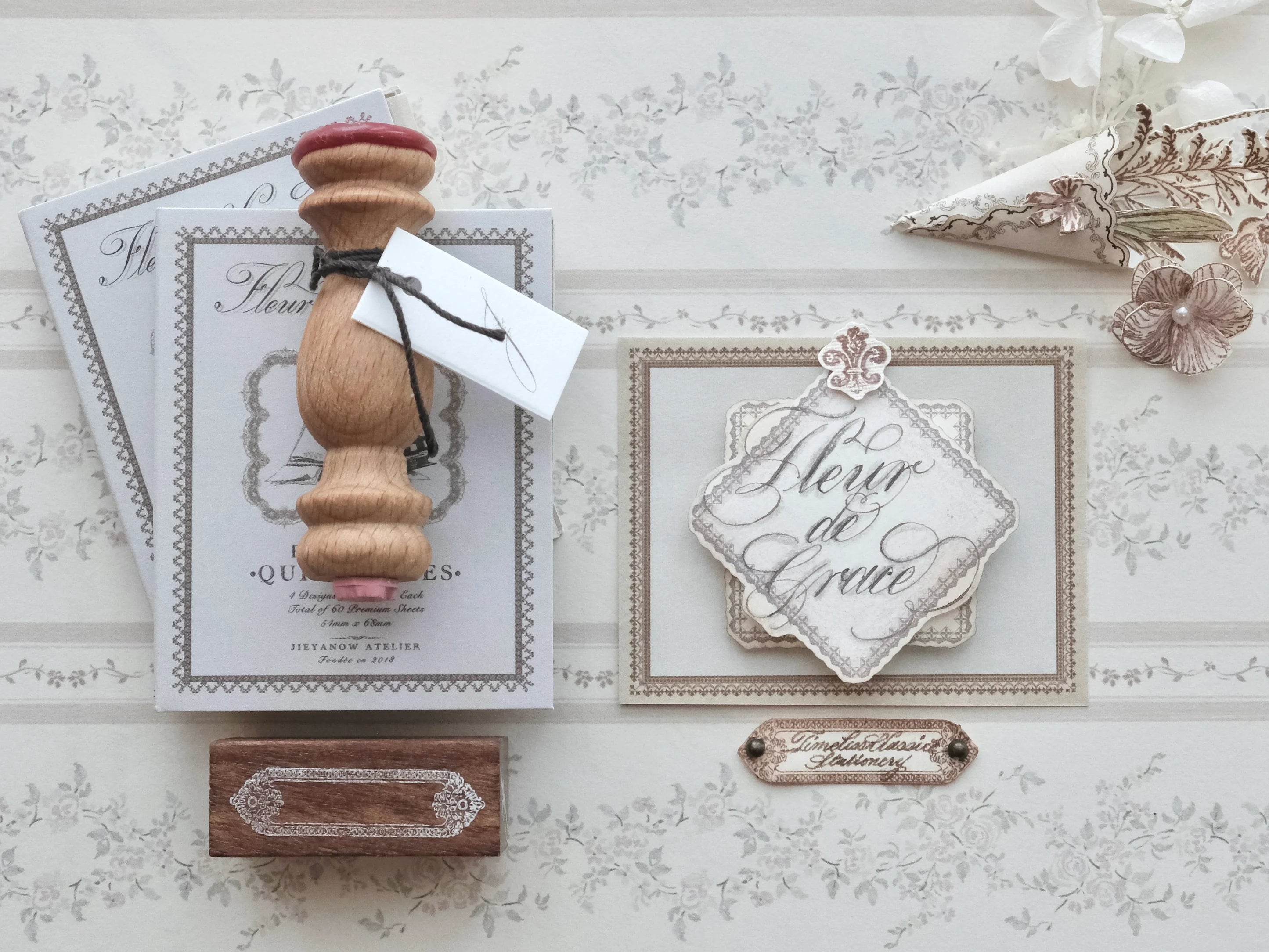 Houten stempel van het merk Jieyanow Atelir - not your usual TAGS II